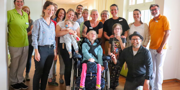 Musiker Gregor Meyle besucht im September 2023 das Kinderhospiz der Pfeifferschen Stiftungen. Foto: Kristin Löser, Pfeiffersche Stiftungen