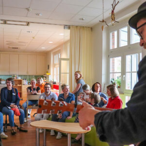 Musiker Gregor Meyle besucht im September 2023 das Kinderhospiz der Pfeifferschen Stiftungen. Foto: Kristin Löser, Pfeiffersche Stiftungen