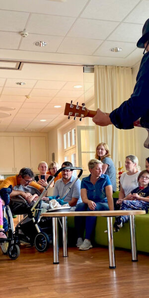 Musiker Gregor Meyle besucht im September 2023 das Kinderhospiz der Pfeifferschen Stiftungen. Foto: Kristin Löser, Pfeiffersche Stiftungen