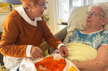 Nesteldecken für demenzerkrankte Senioren: Eine Geste der Liebe und Fürsorge