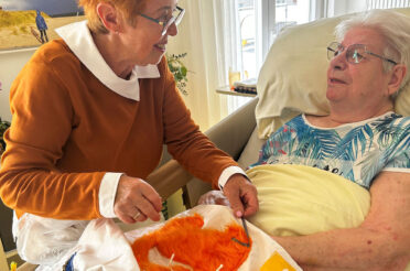 Nesteldecken für demenzerkrankte Senioren: Eine Geste der Liebe und Fürsorge